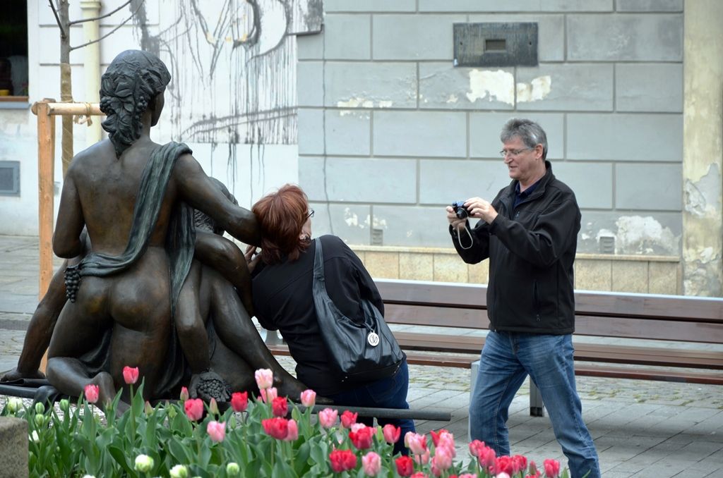 Devět bronzových soch kanadské sochařky českého původu Ley Vivot bude pět měsíců zdobit plzeňské ulice. Sochy páru milenců nebo rodičů s dětmi v životní velikosti se objeví například v Riegrově ulici, u hlavní pošty nebo v ulici Bedřicha Smetany. Poprvé předvedla autorka sochu Pabla Picassa, kterého osobně potkala před mnoha lety v jižní Francii, když na pláži kreslil do písku. Dílo bude po plzeňské premiéře umístěno před mrakodrap v centru Toronta, jenž nese jméno slavného malíře. (foto: E. Kriegerová, 26.,28.4.2015)