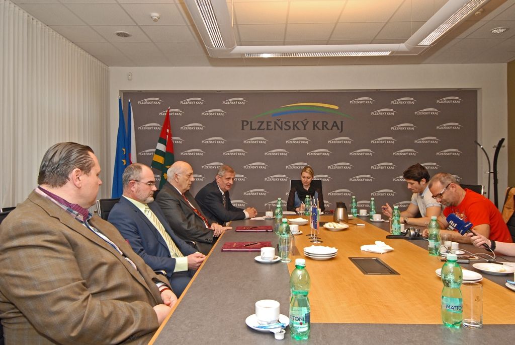 Primátor města Plzně Martin Zrzavecký a hejtman Plzeňského kraje Václav Šlajs dnes (29.4.2015) podepsali koordinační smlouvu, dokument upravuje rozdělení rolí i odpovědnosti při přípravách realizace výstavby druhé etapy městského okruhu v Plzni. Ten je klíčovou dopravní stavbou nejen pro Plzeň, ale i pro celý region. „Slibujeme si od této stavby, že odlehčí dopravě v centru, odlehčí stávajícímu průtahu sever – jih, a vyřešíme tím i napojení Vinic a rozvoj této lokality. Získáme významnou komunikační tepnu,“ uvedl před podpisem smlouvy primátor.