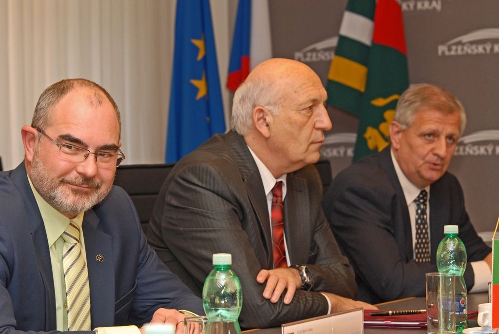 Primátor města Plzně Martin Zrzavecký a hejtman Plzeňského kraje Václav Šlajs dnes (29.4.2015) podepsali koordinační smlouvu, dokument upravuje rozdělení rolí i odpovědnosti při přípravách realizace výstavby druhé etapy městského okruhu v Plzni. Ten je klíčovou dopravní stavbou nejen pro Plzeň, ale i pro celý region. „Slibujeme si od této stavby, že odlehčí dopravě v centru, odlehčí stávajícímu průtahu sever – jih, a vyřešíme tím i napojení Vinic a rozvoj této lokality. Získáme významnou komunikační tepnu,“ uvedl před podpisem smlouvy primátor.
