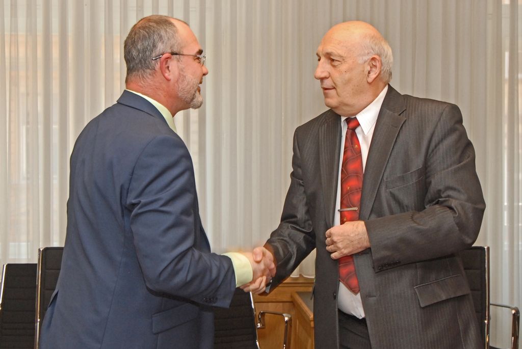 Primátor města Plzně Martin Zrzavecký a hejtman Plzeňského kraje Václav Šlajs dnes (29.4.2015) podepsali koordinační smlouvu, dokument upravuje rozdělení rolí i odpovědnosti při přípravách realizace výstavby druhé etapy městského okruhu v Plzni. Ten je klíčovou dopravní stavbou nejen pro Plzeň, ale i pro celý region. „Slibujeme si od této stavby, že odlehčí dopravě v centru, odlehčí stávajícímu průtahu sever – jih, a vyřešíme tím i napojení Vinic a rozvoj této lokality. Získáme významnou komunikační tepnu,“ uvedl před podpisem smlouvy primátor.