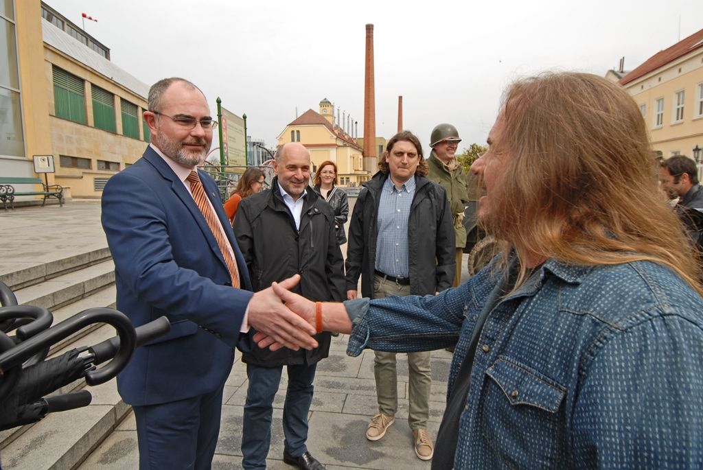 Prohlídku plzeňského pivovaru absolvovali dnes (30.4.2015) členové americké hudební skupiny Lynyrd Skynyrd, která bude mít v pátek v Plzni svůj megakoncert. Na nádvoří areálu „jižanské rockery“ osobně přivítal při krátkém setkání primátor města Martin Zrzavecký, spolu s ním také majitel FC Viktoria Plzeň Tomáš Paclík, jenž koncert světoznámé kapely zajistil pro Plzeň - Evropské hlavní město kultury 2015.