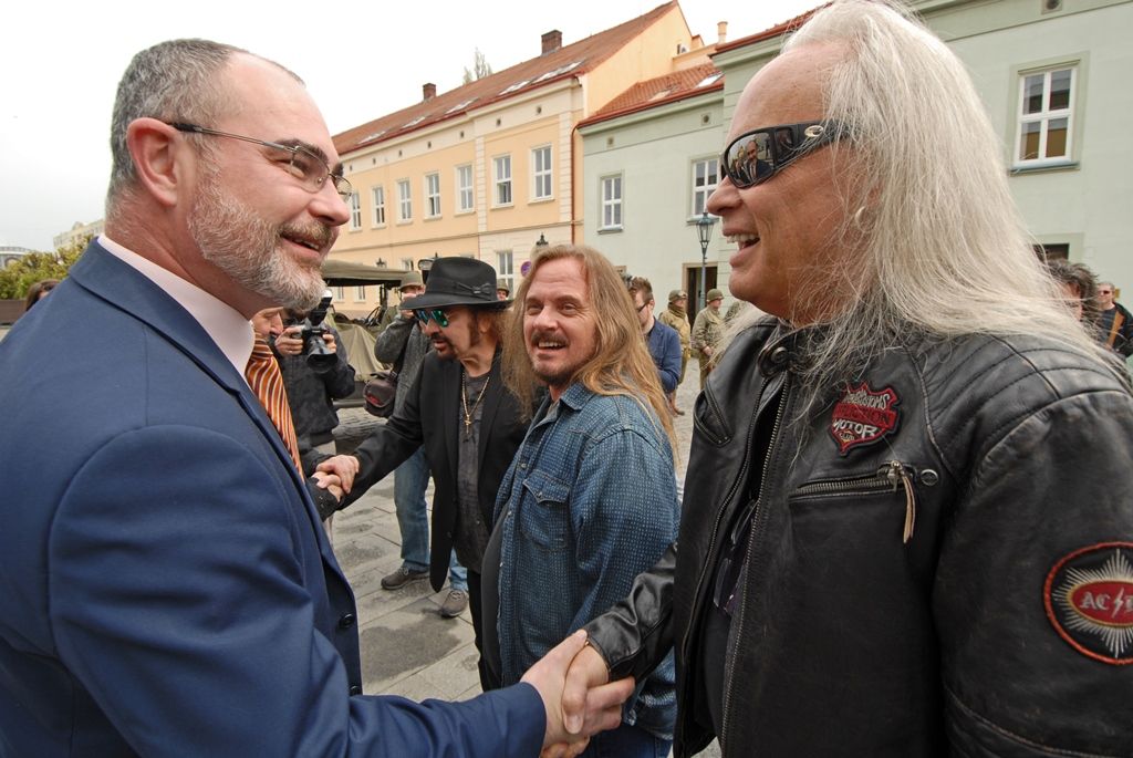 Prohlídku plzeňského pivovaru absolvovali dnes (30.4.2015) členové americké hudební skupiny Lynyrd Skynyrd, která bude mít v pátek v Plzni svůj megakoncert. Na nádvoří areálu „jižanské rockery“ osobně přivítal při krátkém setkání primátor města Martin Zrzavecký, spolu s ním také majitel FC Viktoria Plzeň Tomáš Paclík, jenž koncert světoznámé kapely zajistil pro Plzeň - Evropské hlavní město kultury 2015.