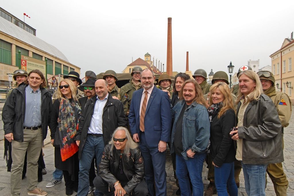 Prohlídku plzeňského pivovaru absolvovali dnes (30.4.2015) členové americké hudební skupiny Lynyrd Skynyrd, která bude mít v pátek v Plzni svůj megakoncert. Na nádvoří areálu „jižanské rockery“ osobně přivítal při krátkém setkání primátor města Martin Zrzavecký, spolu s ním také majitel FC Viktoria Plzeň Tomáš Paclík, jenž koncert světoznámé kapely zajistil pro Plzeň - Evropské hlavní město kultury 2015.