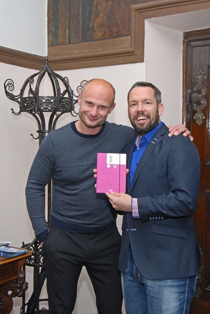 Dlouholetého kapitána plzeňských fotbalistů Pavla Horvátha přijalo dnes (30.4.2015) na radnici v Plzni vedení města. Sportovci, jenž dovedl klub FC Viktoria Plzeň ke dvěma titulům, popřáli vše nejlepší k nedávným 40. narozeninám. Jako dárek dostal speciální koš s potravinami od místních farmářů a s regionálními produkty od farmářů z Plzeňského kraje.