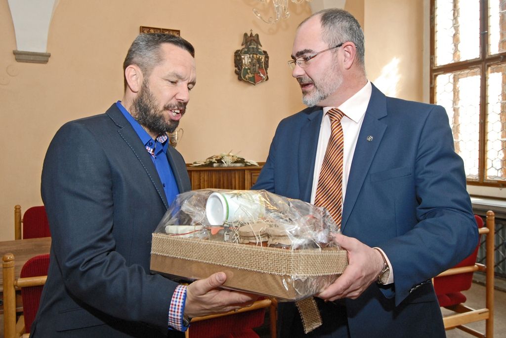 Pavel Horváth dostal dárek od vedení města, pochutiny od místních farmářů