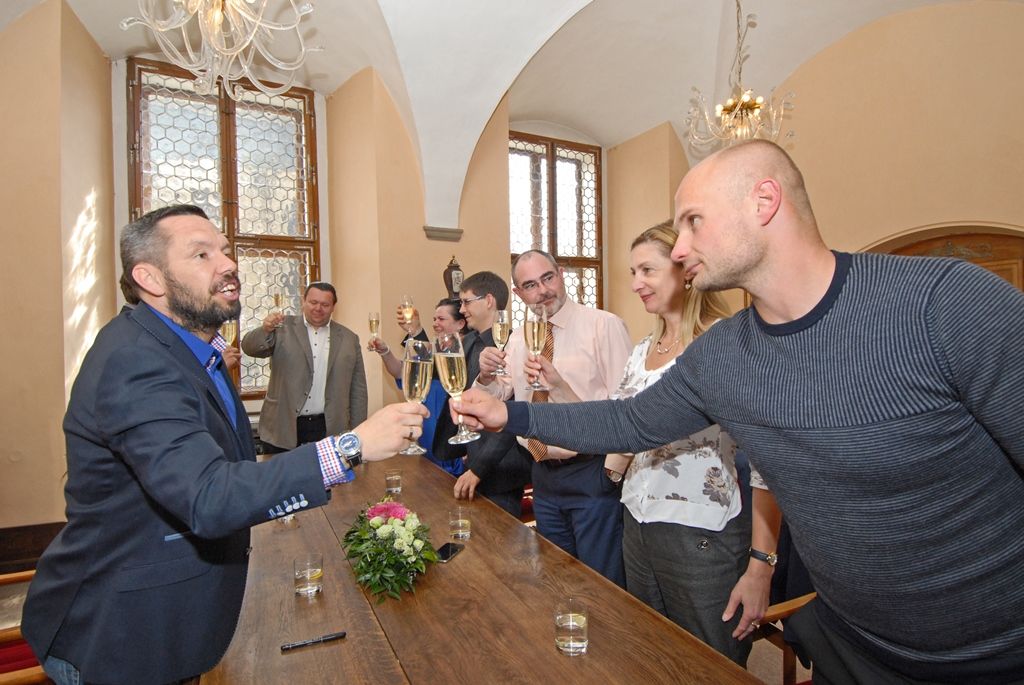 Dlouholetého kapitána plzeňských fotbalistů Pavla Horvátha přijalo dnes (30.4.2015) na radnici v Plzni vedení města. Sportovci, jenž dovedl klub FC Viktoria Plzeň ke dvěma titulům, popřáli vše nejlepší k nedávným 40. narozeninám. Jako dárek dostal speciální koš s potravinami od místních farmářů a s regionálními produkty od farmářů z Plzeňského kraje.