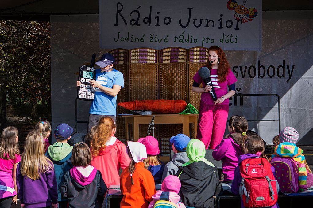 Setkání Plzeňanů u májky v předvečer Slavností svobody (opékání buřtů) / Rodinný den s Rádiem Junior (zábavné představení plné legrace, písniček a her) / Pohled do zákulisí rozhlasového vysílání s moderátory Terezou Rašovou a Jirkou Kohoutem) / Veselé zpívání s Magdou Reifovou (písničkový pořad s oblíbenou hvězdou dětských programů) / Ponožky pana Semtamťuka (koncert multižánrové kapely pro potěchu malých i velkých, malování na obličej, čarodějnická dílna) (foto: M. Chaloupka)