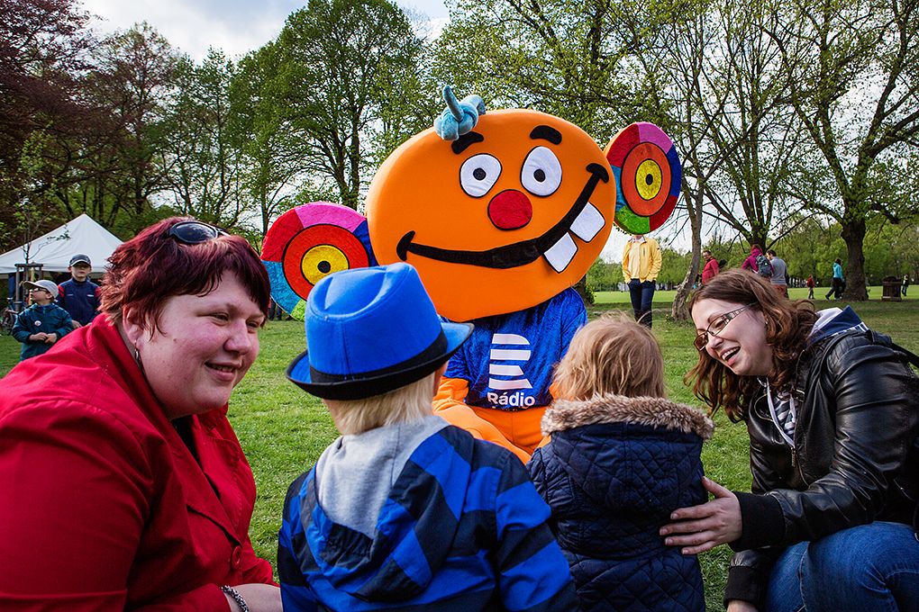 Setkání Plzeňanů u májky v předvečer Slavností svobody (opékání buřtů) / Rodinný den s Rádiem Junior (zábavné představení plné legrace, písniček a her) / Pohled do zákulisí rozhlasového vysílání s moderátory Terezou Rašovou a Jirkou Kohoutem) / Veselé zpívání s Magdou Reifovou (písničkový pořad s oblíbenou hvězdou dětských programů) / Ponožky pana Semtamťuka (koncert multižánrové kapely pro potěchu malých i velkých, malování na obličej, čarodějnická dílna) (foto: M. Chaloupka)
