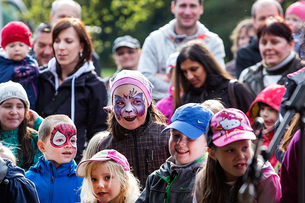 Setkání Plzeňanů u májky v předvečer Slavností svobody (opékání buřtů) / Rodinný den s Rádiem Junior (zábavné představení plné legrace, písniček a her) / Pohled do zákulisí rozhlasového vysílání s moderátory Terezou Rašovou a Jirkou Kohoutem) / Veselé zpívání s Magdou Reifovou (písničkový pořad s oblíbenou hvězdou dětských programů) / Ponožky pana Semtamťuka (koncert multižánrové kapely pro potěchu malých i velkých, malování na obličej, čarodějnická dílna) (foto: M. Chaloupka)