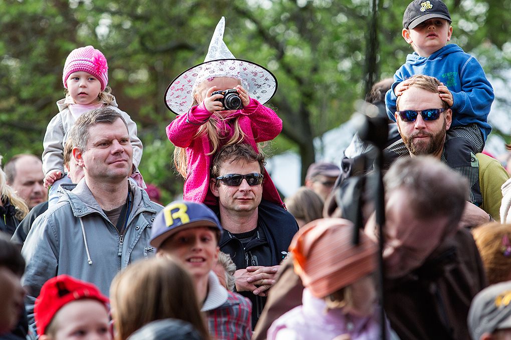 Setkání Plzeňanů u májky v předvečer Slavností svobody (opékání buřtů) / Rodinný den s Rádiem Junior (zábavné představení plné legrace, písniček a her) / Pohled do zákulisí rozhlasového vysílání s moderátory Terezou Rašovou a Jirkou Kohoutem) / Veselé zpívání s Magdou Reifovou (písničkový pořad s oblíbenou hvězdou dětských programů) / Ponožky pana Semtamťuka (koncert multižánrové kapely pro potěchu malých i velkých, malování na obličej, čarodějnická dílna) (foto: M. Chaloupka)