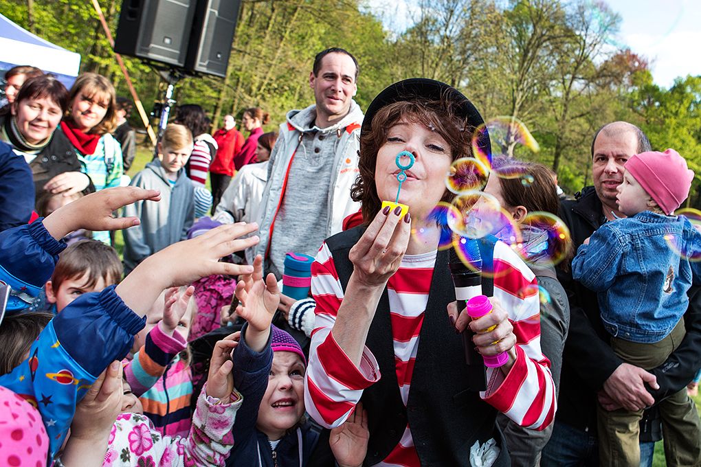 Setkání Plzeňanů u májky v předvečer Slavností svobody (opékání buřtů) / Rodinný den s Rádiem Junior (zábavné představení plné legrace, písniček a her) / Pohled do zákulisí rozhlasového vysílání s moderátory Terezou Rašovou a Jirkou Kohoutem) / Veselé zpívání s Magdou Reifovou (písničkový pořad s oblíbenou hvězdou dětských programů) / Ponožky pana Semtamťuka (koncert multižánrové kapely pro potěchu malých i velkých, malování na obličej, čarodějnická dílna) (foto: M. Chaloupka)