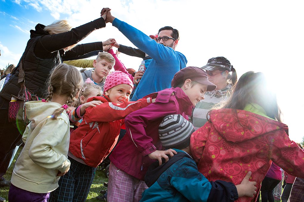 Setkání Plzeňanů u májky v předvečer Slavností svobody (opékání buřtů) / Rodinný den s Rádiem Junior (zábavné představení plné legrace, písniček a her) / Pohled do zákulisí rozhlasového vysílání s moderátory Terezou Rašovou a Jirkou Kohoutem) / Veselé zpívání s Magdou Reifovou (písničkový pořad s oblíbenou hvězdou dětských programů) / Ponožky pana Semtamťuka (koncert multižánrové kapely pro potěchu malých i velkých, malování na obličej, čarodějnická dílna) (foto: M. Chaloupka)