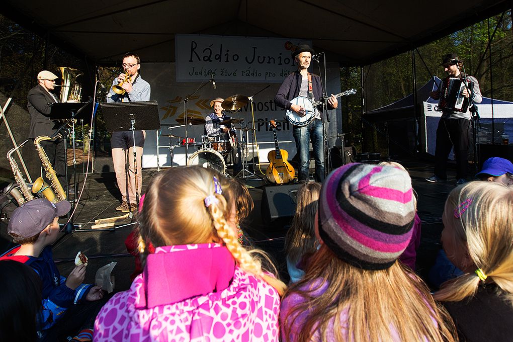 Setkání Plzeňanů u májky v předvečer Slavností svobody (opékání buřtů) / Rodinný den s Rádiem Junior (zábavné představení plné legrace, písniček a her) / Pohled do zákulisí rozhlasového vysílání s moderátory Terezou Rašovou a Jirkou Kohoutem) / Veselé zpívání s Magdou Reifovou (písničkový pořad s oblíbenou hvězdou dětských programů) / Ponožky pana Semtamťuka (koncert multižánrové kapely pro potěchu malých i velkých, malování na obličej, čarodějnická dílna) (foto: M. Chaloupka)