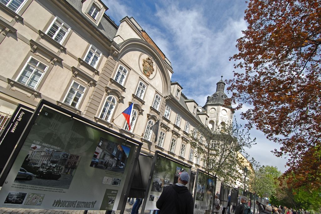 Unikátní výstava s názvem Duchové historie je od čtvrtka 30.4.2015 k vidění před Studijní a vědeckou knihovnou Plzeňského kraje ve Smetanových sadech. Propojení černobílých snímků Plzně a okolních měst z roku 1945 s aktuálními záběry míst připravil Pavel Kolouch s podporou fotografa a restaurátora Vladislava Vítka a Heleny Vendové.