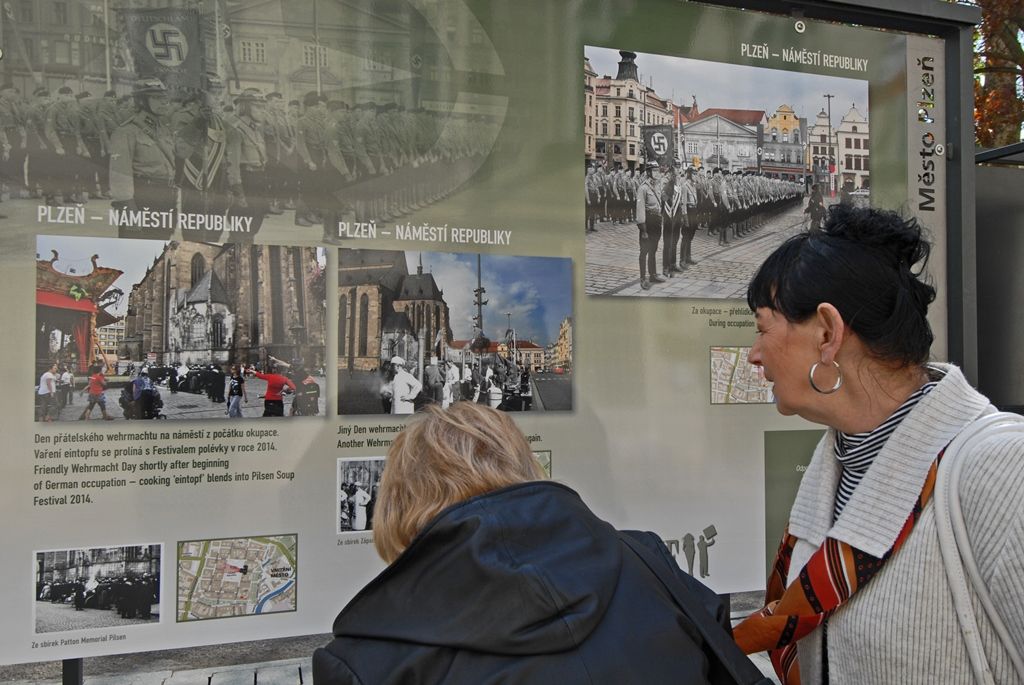 Unikátní výstava s názvem Duchové historie je od čtvrtka 30.4.2015 k vidění před Studijní a vědeckou knihovnou Plzeňského kraje ve Smetanových sadech. Propojení černobílých snímků Plzně a okolních měst z roku 1945 s aktuálními záběry míst připravil Pavel Kolouch s podporou fotografa a restaurátora Vladislava Vítka a Heleny Vendové.