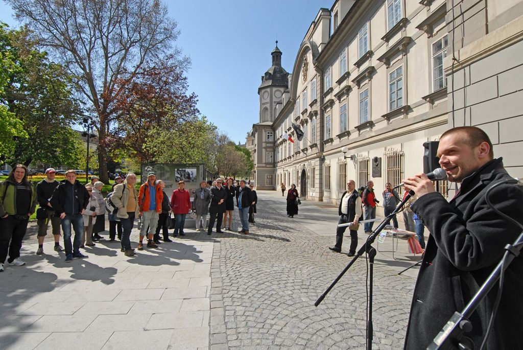 Unikátní výstava s názvem Duchové historie je od čtvrtka 30.4.2015 k vidění před Studijní a vědeckou knihovnou Plzeňského kraje ve Smetanových sadech. Propojení černobílých snímků Plzně a okolních měst z roku 1945 s aktuálními záběry míst připravil Pavel Kolouch s podporou fotografa a restaurátora Vladislava Vítka a Heleny Vendové.