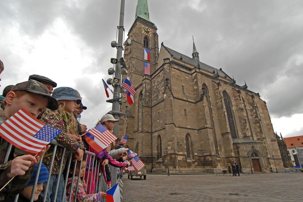 Poslední dny druhé světové války v Plzni dnes na náměstí Republiky mohly prožít zhruba tři tisíce lidí. Na 150 účinkujících z různých zemí světa pro ně připravilo historickou rekonstrukci příjezdu americké armády a ukázku přestřelky s německými odstřelovači ukrytými ve věži katedrály sv. Bartoloměje, hlavní dominanty náměstí.