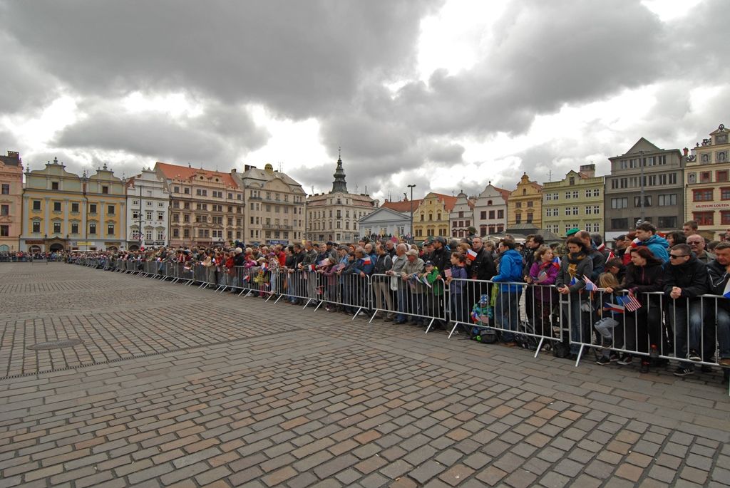 Poslední dny druhé světové války v Plzni dnes na náměstí Republiky mohly prožít zhruba tři tisíce lidí. Na 150 účinkujících z různých zemí světa pro ně připravilo historickou rekonstrukci příjezdu americké armády a ukázku přestřelky s německými odstřelovači ukrytými ve věži katedrály sv. Bartoloměje, hlavní dominanty náměstí.