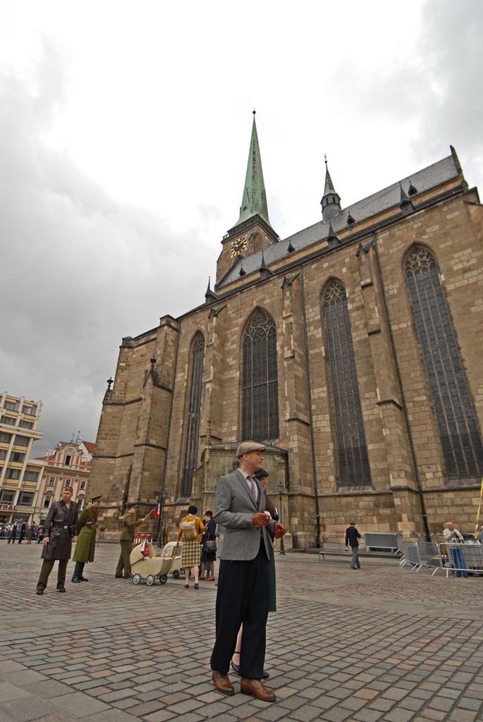 Poslední dny druhé světové války v Plzni dnes na náměstí Republiky mohly prožít zhruba tři tisíce lidí. Na 150 účinkujících z různých zemí světa pro ně připravilo historickou rekonstrukci příjezdu americké armády a ukázku přestřelky s německými odstřelovači ukrytými ve věži katedrály sv. Bartoloměje, hlavní dominanty náměstí.