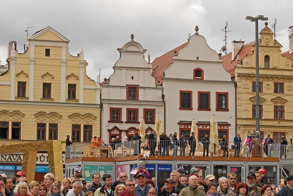 Poslední dny druhé světové války v Plzni dnes na náměstí Republiky mohly prožít zhruba tři tisíce lidí. Na 150 účinkujících z různých zemí světa pro ně připravilo historickou rekonstrukci příjezdu americké armády a ukázku přestřelky s německými odstřelovači ukrytými ve věži katedrály sv. Bartoloměje, hlavní dominanty náměstí.