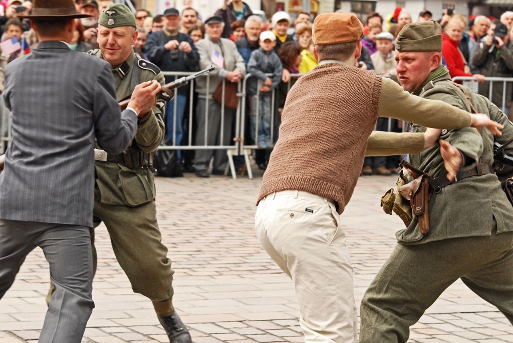 Poslední dny druhé světové války v Plzni dnes na náměstí Republiky mohly prožít zhruba tři tisíce lidí. Na 150 účinkujících z různých zemí světa pro ně připravilo historickou rekonstrukci příjezdu americké armády a ukázku přestřelky s německými odstřelovači ukrytými ve věži katedrály sv. Bartoloměje, hlavní dominanty náměstí.