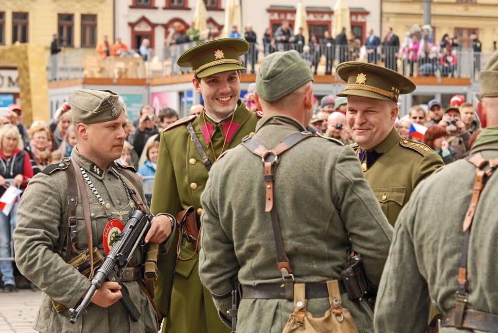 Poslední dny druhé světové války v Plzni dnes na náměstí Republiky mohly prožít zhruba tři tisíce lidí. Na 150 účinkujících z různých zemí světa pro ně připravilo historickou rekonstrukci příjezdu americké armády a ukázku přestřelky s německými odstřelovači ukrytými ve věži katedrály sv. Bartoloměje, hlavní dominanty náměstí.