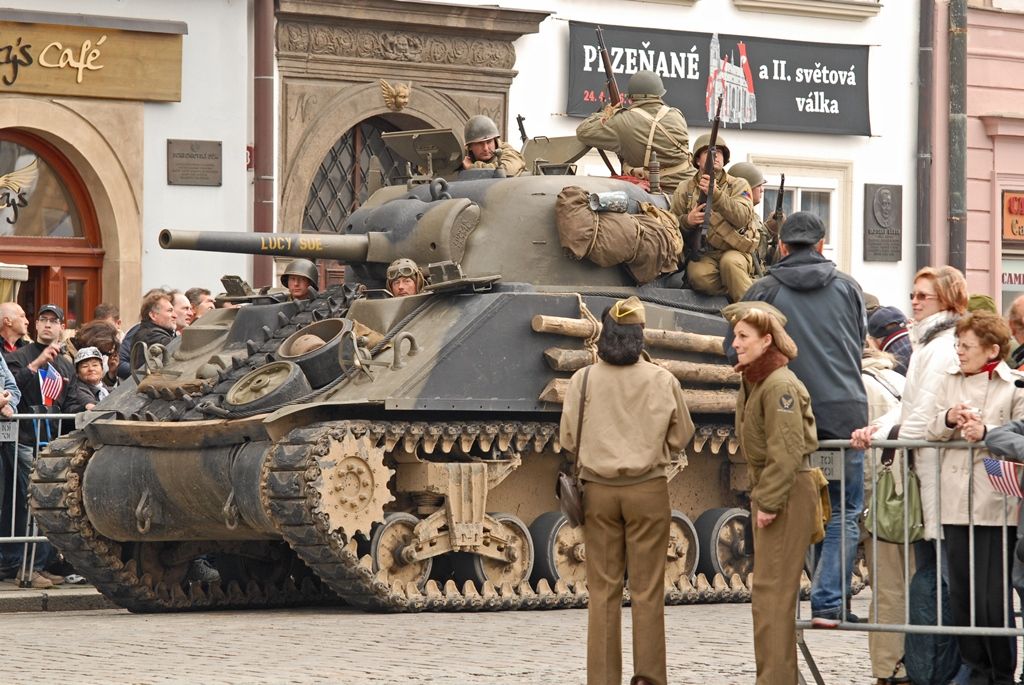 Poslední dny druhé světové války v Plzni dnes na náměstí Republiky mohly prožít zhruba tři tisíce lidí. Na 150 účinkujících z různých zemí světa pro ně připravilo historickou rekonstrukci příjezdu americké armády a ukázku přestřelky s německými odstřelovači ukrytými ve věži katedrály sv. Bartoloměje, hlavní dominanty náměstí.