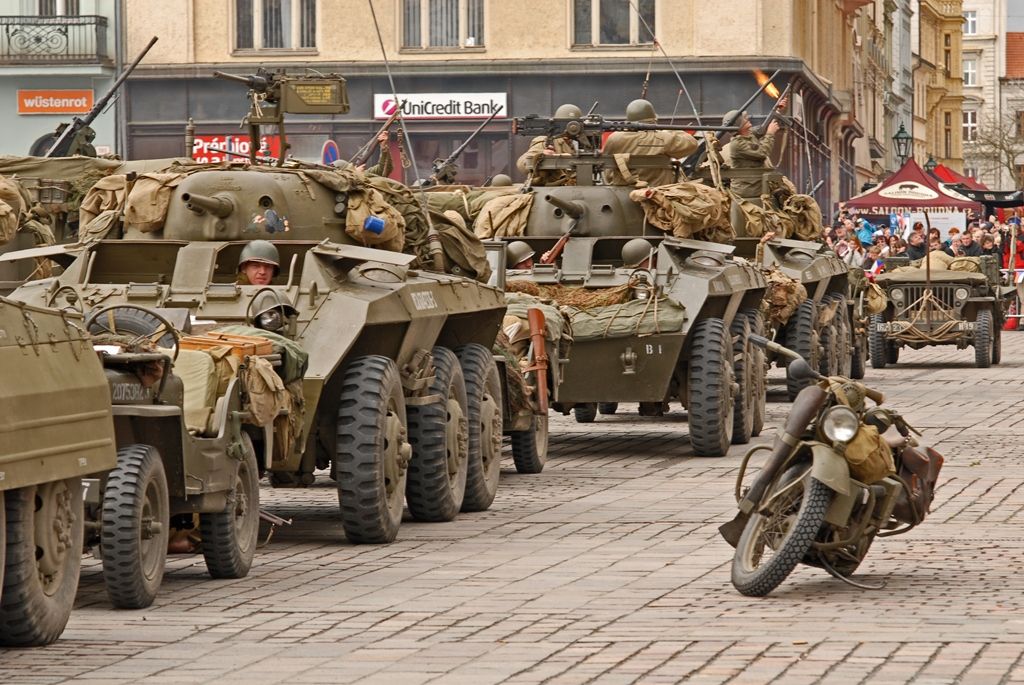 Poslední dny druhé světové války v Plzni dnes na náměstí Republiky mohly prožít zhruba tři tisíce lidí. Na 150 účinkujících z různých zemí světa pro ně připravilo historickou rekonstrukci příjezdu americké armády a ukázku přestřelky s německými odstřelovači ukrytými ve věži katedrály sv. Bartoloměje, hlavní dominanty náměstí.