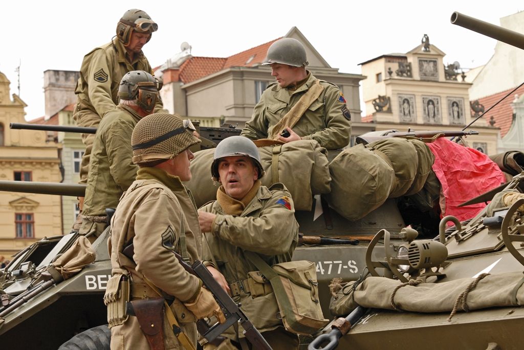 Poslední dny druhé světové války v Plzni dnes na náměstí Republiky mohly prožít zhruba tři tisíce lidí. Na 150 účinkujících z různých zemí světa pro ně připravilo historickou rekonstrukci příjezdu americké armády a ukázku přestřelky s německými odstřelovači ukrytými ve věži katedrály sv. Bartoloměje, hlavní dominanty náměstí.