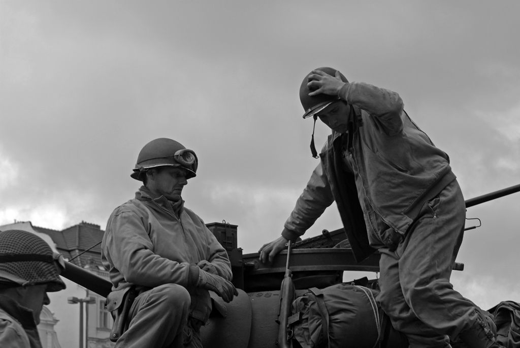 Poslední dny druhé světové války v Plzni dnes na náměstí Republiky mohly prožít zhruba tři tisíce lidí. Na 150 účinkujících z různých zemí světa pro ně připravilo historickou rekonstrukci příjezdu americké armády a ukázku přestřelky s německými odstřelovači ukrytými ve věži katedrály sv. Bartoloměje, hlavní dominanty náměstí.