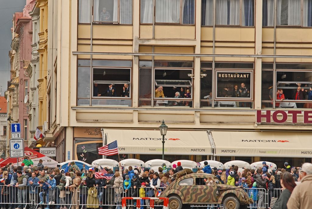 Poslední dny druhé světové války v Plzni dnes na náměstí Republiky mohly prožít zhruba tři tisíce lidí. Na 150 účinkujících z různých zemí světa pro ně připravilo historickou rekonstrukci příjezdu americké armády a ukázku přestřelky s německými odstřelovači ukrytými ve věži katedrály sv. Bartoloměje, hlavní dominanty náměstí.