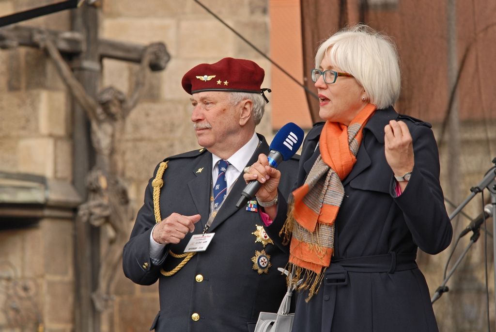 Poslední dny druhé světové války v Plzni dnes na náměstí Republiky mohly prožít zhruba tři tisíce lidí. Na 150 účinkujících z různých zemí světa pro ně připravilo historickou rekonstrukci příjezdu americké armády a ukázku přestřelky s německými odstřelovači ukrytými ve věži katedrály sv. Bartoloměje, hlavní dominanty náměstí.