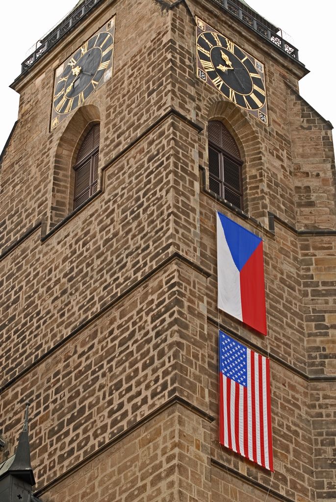 Poslední dny druhé světové války v Plzni dnes na náměstí Republiky mohly prožít zhruba tři tisíce lidí. Na 150 účinkujících z různých zemí světa pro ně připravilo historickou rekonstrukci příjezdu americké armády a ukázku přestřelky s německými odstřelovači ukrytými ve věži katedrály sv. Bartoloměje, hlavní dominanty náměstí.