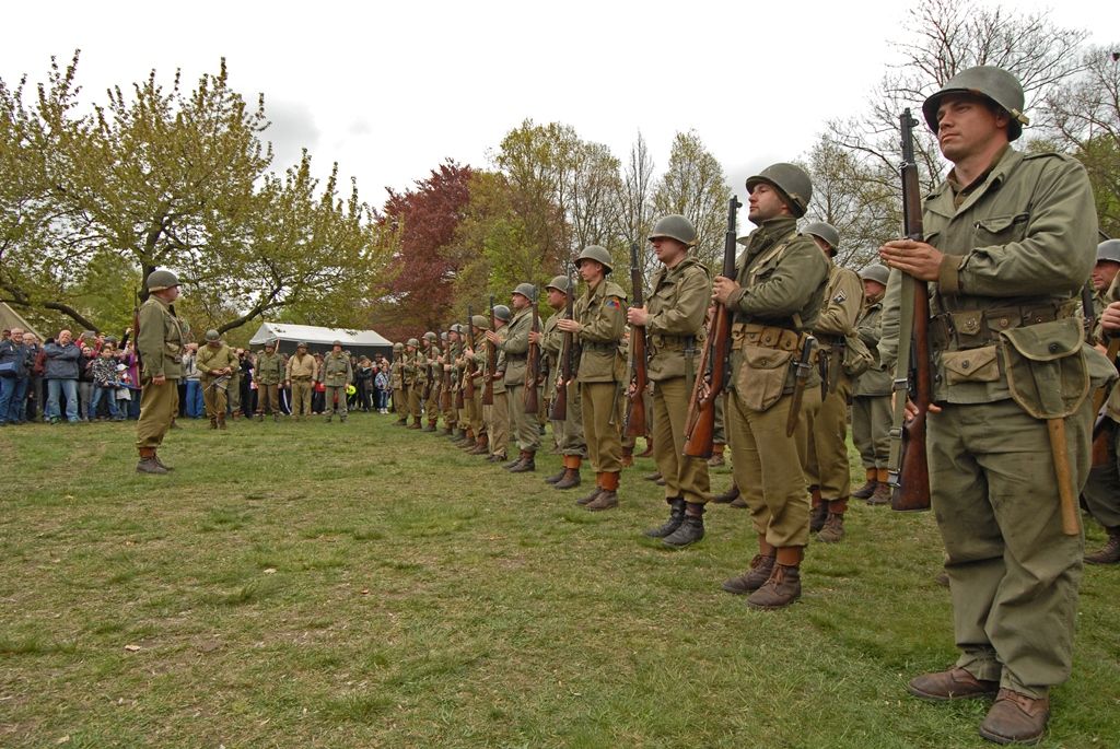 Slavnosti svobody Plzeň 2015 oficiálně začaly. V Borském parku se dnes odpoledne sešlo několik tisíc lidí, aby společně zahájili oslavy osvobození Plzně americkou armádou. Stejně nadšeně davy přivítaly 14 amerických a tři belgické veterány. Tři z nich přijeli do Plzně zcela poprvé. Za autentické účastníky událostí před 70 lety promluvil Earl Ingram, příslušník 2. pěší divize, který se oslav osvobození zúčastnil již několikáté. Zahájení oslav se symbolicky uskutečnilo v Borském parku, kde si před 70 lety vojáci 16. obrněné divize postavili vojenský tábor. Na několik dalších dnů se park promění ve stejný vojenský kemp s desítkami vozů obrněné techniky včetně v Čechách unikátních funkčních tanků.
