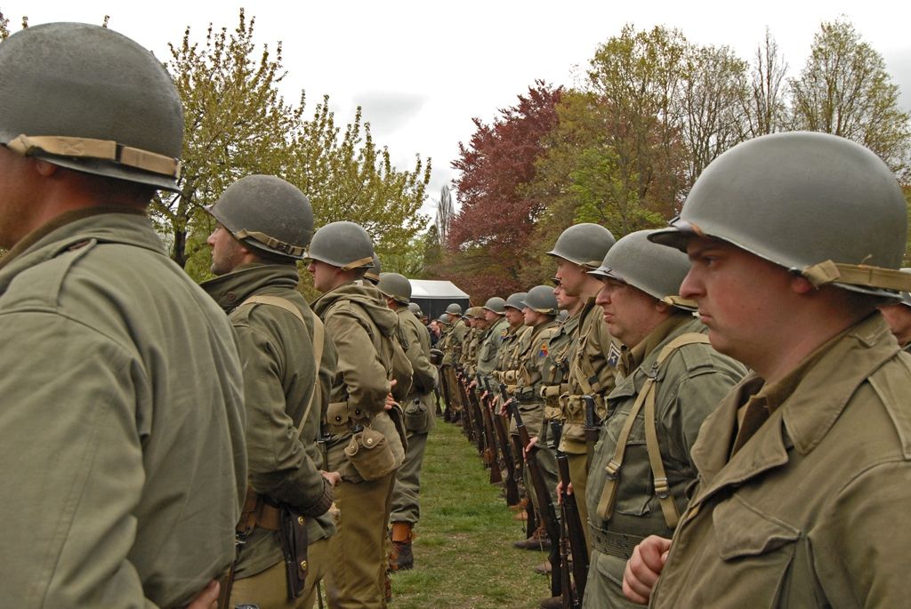 Slavnosti svobody Plzeň 2015 oficiálně začaly. V Borském parku se dnes odpoledne sešlo několik tisíc lidí, aby společně zahájili oslavy osvobození Plzně americkou armádou. Stejně nadšeně davy přivítaly 14 amerických a tři belgické veterány. Tři z nich přijeli do Plzně zcela poprvé. Za autentické účastníky událostí před 70 lety promluvil Earl Ingram, příslušník 2. pěší divize, který se oslav osvobození zúčastnil již několikáté. Zahájení oslav se symbolicky uskutečnilo v Borském parku, kde si před 70 lety vojáci 16. obrněné divize postavili vojenský tábor. Na několik dalších dnů se park promění ve stejný vojenský kemp s desítkami vozů obrněné techniky včetně v Čechách unikátních funkčních tanků.