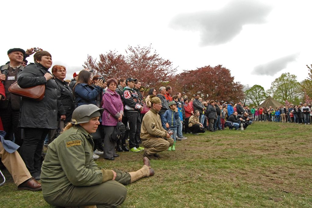 Slavnosti svobody Plzeň 2015 oficiálně začaly. V Borském parku se dnes odpoledne sešlo několik tisíc lidí, aby společně zahájili oslavy osvobození Plzně americkou armádou. Stejně nadšeně davy přivítaly 14 amerických a tři belgické veterány. Tři z nich přijeli do Plzně zcela poprvé. Za autentické účastníky událostí před 70 lety promluvil Earl Ingram, příslušník 2. pěší divize, který se oslav osvobození zúčastnil již několikáté. Zahájení oslav se symbolicky uskutečnilo v Borském parku, kde si před 70 lety vojáci 16. obrněné divize postavili vojenský tábor. Na několik dalších dnů se park promění ve stejný vojenský kemp s desítkami vozů obrněné techniky včetně v Čechách unikátních funkčních tanků.