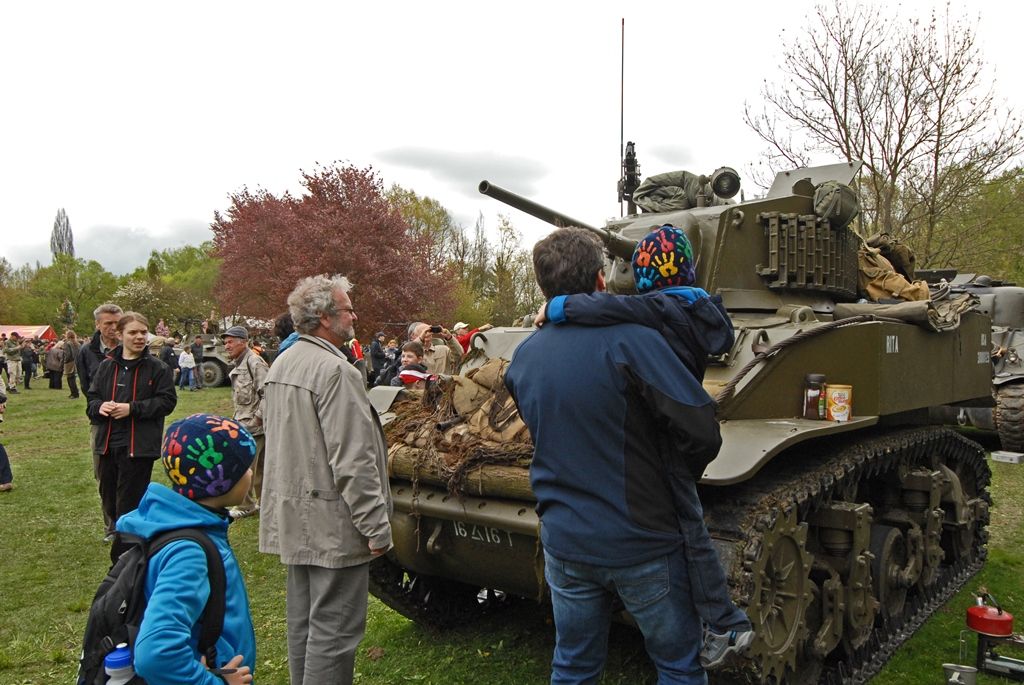 Slavnosti svobody Plzeň 2015 oficiálně začaly. V Borském parku se dnes odpoledne sešlo několik tisíc lidí, aby společně zahájili oslavy osvobození Plzně americkou armádou. Stejně nadšeně davy přivítaly 14 amerických a tři belgické veterány. Tři z nich přijeli do Plzně zcela poprvé. Za autentické účastníky událostí před 70 lety promluvil Earl Ingram, příslušník 2. pěší divize, který se oslav osvobození zúčastnil již několikáté. Zahájení oslav se symbolicky uskutečnilo v Borském parku, kde si před 70 lety vojáci 16. obrněné divize postavili vojenský tábor. Na několik dalších dnů se park promění ve stejný vojenský kemp s desítkami vozů obrněné techniky včetně v Čechách unikátních funkčních tanků.