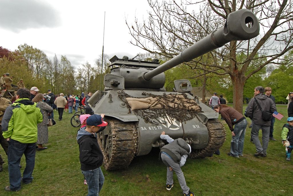 Slavnosti svobody Plzeň 2015 oficiálně začaly. V Borském parku se dnes odpoledne sešlo několik tisíc lidí, aby společně zahájili oslavy osvobození Plzně americkou armádou. Stejně nadšeně davy přivítaly 14 amerických a tři belgické veterány. Tři z nich přijeli do Plzně zcela poprvé. Za autentické účastníky událostí před 70 lety promluvil Earl Ingram, příslušník 2. pěší divize, který se oslav osvobození zúčastnil již několikáté. Zahájení oslav se symbolicky uskutečnilo v Borském parku, kde si před 70 lety vojáci 16. obrněné divize postavili vojenský tábor. Na několik dalších dnů se park promění ve stejný vojenský kemp s desítkami vozů obrněné techniky včetně v Čechách unikátních funkčních tanků.