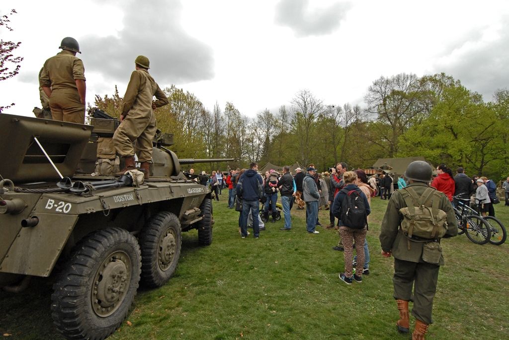 Slavnosti svobody Plzeň 2015 oficiálně začaly. V Borském parku se dnes odpoledne sešlo několik tisíc lidí, aby společně zahájili oslavy osvobození Plzně americkou armádou. Stejně nadšeně davy přivítaly 14 amerických a tři belgické veterány. Tři z nich přijeli do Plzně zcela poprvé. Za autentické účastníky událostí před 70 lety promluvil Earl Ingram, příslušník 2. pěší divize, který se oslav osvobození zúčastnil již několikáté. Zahájení oslav se symbolicky uskutečnilo v Borském parku, kde si před 70 lety vojáci 16. obrněné divize postavili vojenský tábor. Na několik dalších dnů se park promění ve stejný vojenský kemp s desítkami vozů obrněné techniky včetně v Čechách unikátních funkčních tanků.