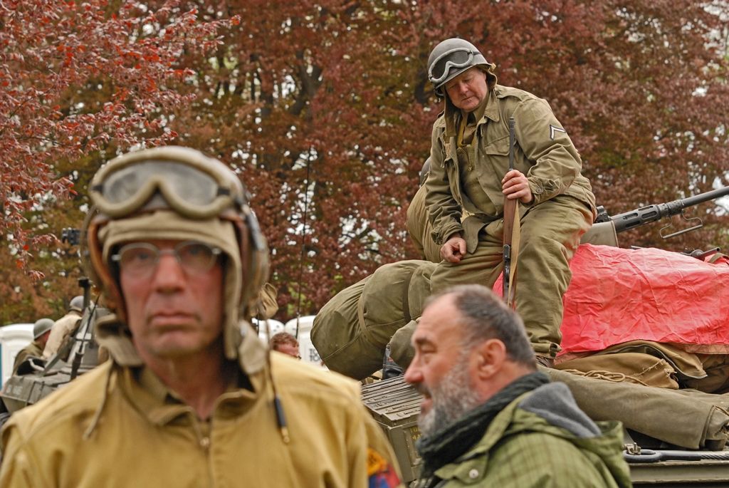 Slavnosti svobody Plzeň 2015 oficiálně začaly. V Borském parku se dnes odpoledne sešlo několik tisíc lidí, aby společně zahájili oslavy osvobození Plzně americkou armádou. Stejně nadšeně davy přivítaly 14 amerických a tři belgické veterány. Tři z nich přijeli do Plzně zcela poprvé. Za autentické účastníky událostí před 70 lety promluvil Earl Ingram, příslušník 2. pěší divize, který se oslav osvobození zúčastnil již několikáté. Zahájení oslav se symbolicky uskutečnilo v Borském parku, kde si před 70 lety vojáci 16. obrněné divize postavili vojenský tábor. Na několik dalších dnů se park promění ve stejný vojenský kemp s desítkami vozů obrněné techniky včetně v Čechách unikátních funkčních tanků.