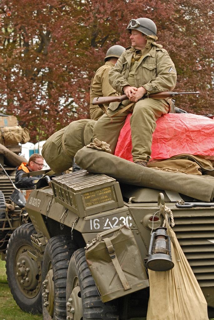 Slavnosti svobody Plzeň 2015 oficiálně začaly. V Borském parku se dnes odpoledne sešlo několik tisíc lidí, aby společně zahájili oslavy osvobození Plzně americkou armádou. Stejně nadšeně davy přivítaly 14 amerických a tři belgické veterány. Tři z nich přijeli do Plzně zcela poprvé. Za autentické účastníky událostí před 70 lety promluvil Earl Ingram, příslušník 2. pěší divize, který se oslav osvobození zúčastnil již několikáté. Zahájení oslav se symbolicky uskutečnilo v Borském parku, kde si před 70 lety vojáci 16. obrněné divize postavili vojenský tábor. Na několik dalších dnů se park promění ve stejný vojenský kemp s desítkami vozů obrněné techniky včetně v Čechách unikátních funkčních tanků.