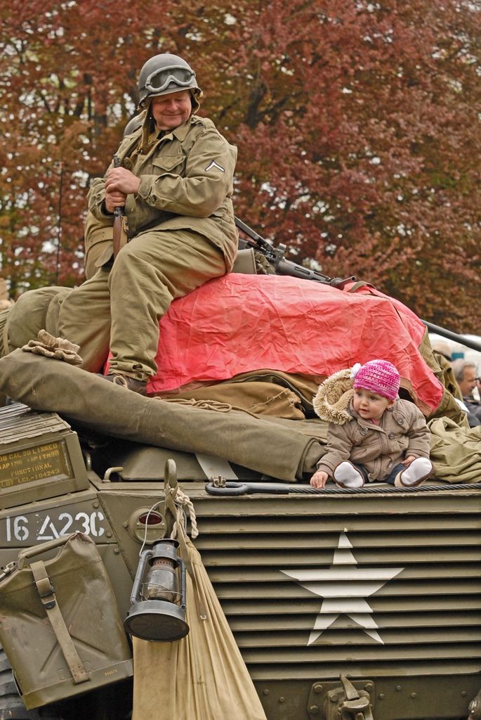 Slavnosti svobody Plzeň 2015 oficiálně začaly. V Borském parku se dnes odpoledne sešlo několik tisíc lidí, aby společně zahájili oslavy osvobození Plzně americkou armádou. Stejně nadšeně davy přivítaly 14 amerických a tři belgické veterány. Tři z nich přijeli do Plzně zcela poprvé. Za autentické účastníky událostí před 70 lety promluvil Earl Ingram, příslušník 2. pěší divize, který se oslav osvobození zúčastnil již několikáté. Zahájení oslav se symbolicky uskutečnilo v Borském parku, kde si před 70 lety vojáci 16. obrněné divize postavili vojenský tábor. Na několik dalších dnů se park promění ve stejný vojenský kemp s desítkami vozů obrněné techniky včetně v Čechách unikátních funkčních tanků.