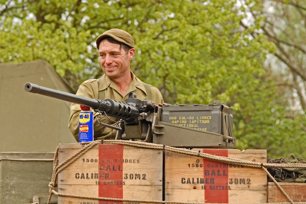 Slavnosti svobody Plzeň 2015 oficiálně začaly. V Borském parku se dnes odpoledne sešlo několik tisíc lidí, aby společně zahájili oslavy osvobození Plzně americkou armádou. Stejně nadšeně davy přivítaly 14 amerických a tři belgické veterány. Tři z nich přijeli do Plzně zcela poprvé. Za autentické účastníky událostí před 70 lety promluvil Earl Ingram, příslušník 2. pěší divize, který se oslav osvobození zúčastnil již několikáté. Zahájení oslav se symbolicky uskutečnilo v Borském parku, kde si před 70 lety vojáci 16. obrněné divize postavili vojenský tábor. Na několik dalších dnů se park promění ve stejný vojenský kemp s desítkami vozů obrněné techniky včetně v Čechách unikátních funkčních tanků.