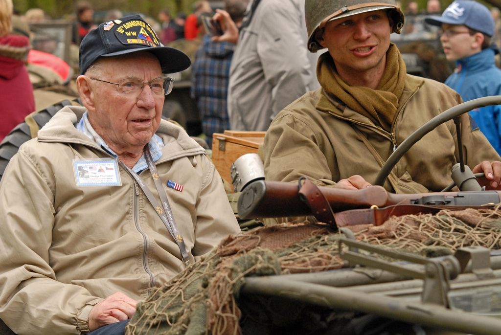 Slavnosti svobody Plzeň 2015 oficiálně začaly. V Borském parku se dnes odpoledne sešlo několik tisíc lidí, aby společně zahájili oslavy osvobození Plzně americkou armádou. Stejně nadšeně davy přivítaly 14 amerických a tři belgické veterány. Tři z nich přijeli do Plzně zcela poprvé. Za autentické účastníky událostí před 70 lety promluvil Earl Ingram, příslušník 2. pěší divize, který se oslav osvobození zúčastnil již několikáté. Zahájení oslav se symbolicky uskutečnilo v Borském parku, kde si před 70 lety vojáci 16. obrněné divize postavili vojenský tábor. Na několik dalších dnů se park promění ve stejný vojenský kemp s desítkami vozů obrněné techniky včetně v Čechách unikátních funkčních tanků.