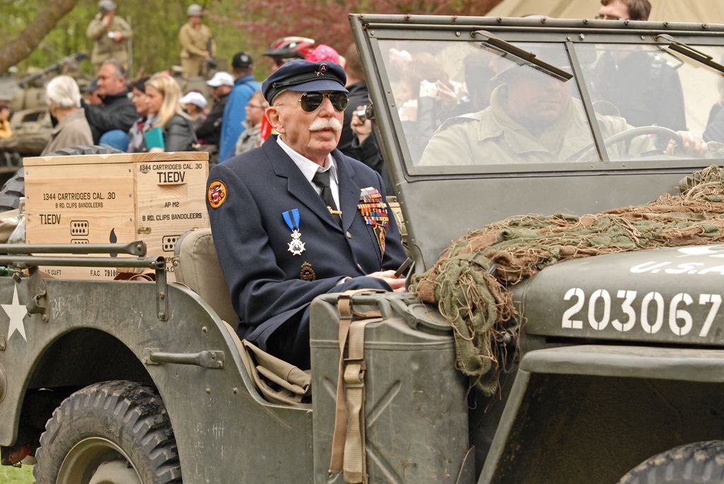 Slavnosti svobody Plzeň 2015 oficiálně začaly. V Borském parku se dnes odpoledne sešlo několik tisíc lidí, aby společně zahájili oslavy osvobození Plzně americkou armádou. Stejně nadšeně davy přivítaly 14 amerických a tři belgické veterány. Tři z nich přijeli do Plzně zcela poprvé. Za autentické účastníky událostí před 70 lety promluvil Earl Ingram, příslušník 2. pěší divize, který se oslav osvobození zúčastnil již několikáté. Zahájení oslav se symbolicky uskutečnilo v Borském parku, kde si před 70 lety vojáci 16. obrněné divize postavili vojenský tábor. Na několik dalších dnů se park promění ve stejný vojenský kemp s desítkami vozů obrněné techniky včetně v Čechách unikátních funkčních tanků.