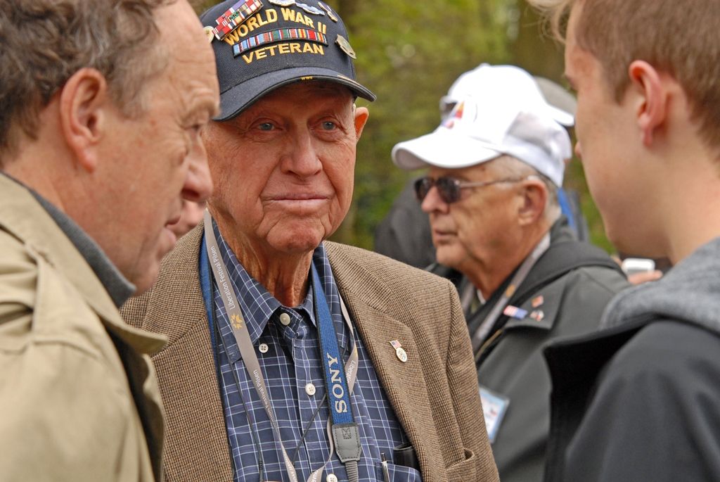 Slavnosti svobody Plzeň 2015 oficiálně začaly. V Borském parku se dnes odpoledne sešlo několik tisíc lidí, aby společně zahájili oslavy osvobození Plzně americkou armádou. Stejně nadšeně davy přivítaly 14 amerických a tři belgické veterány. Tři z nich přijeli do Plzně zcela poprvé. Za autentické účastníky událostí před 70 lety promluvil Earl Ingram, příslušník 2. pěší divize, který se oslav osvobození zúčastnil již několikáté. Zahájení oslav se symbolicky uskutečnilo v Borském parku, kde si před 70 lety vojáci 16. obrněné divize postavili vojenský tábor. Na několik dalších dnů se park promění ve stejný vojenský kemp s desítkami vozů obrněné techniky včetně v Čechách unikátních funkčních tanků.