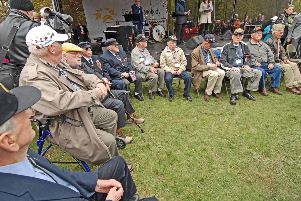 Slavnosti svobody Plzeň 2015 oficiálně začaly. V Borském parku se dnes odpoledne sešlo několik tisíc lidí, aby společně zahájili oslavy osvobození Plzně americkou armádou. Stejně nadšeně davy přivítaly 14 amerických a tři belgické veterány. Tři z nich přijeli do Plzně zcela poprvé. Za autentické účastníky událostí před 70 lety promluvil Earl Ingram, příslušník 2. pěší divize, který se oslav osvobození zúčastnil již několikáté. Zahájení oslav se symbolicky uskutečnilo v Borském parku, kde si před 70 lety vojáci 16. obrněné divize postavili vojenský tábor. Na několik dalších dnů se park promění ve stejný vojenský kemp s desítkami vozů obrněné techniky včetně v Čechách unikátních funkčních tanků.