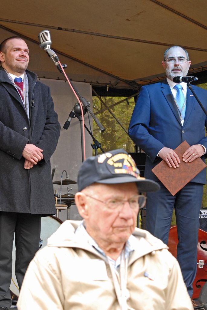 Slavnosti svobody Plzeň 2015 oficiálně začaly. V Borském parku se dnes odpoledne sešlo několik tisíc lidí, aby společně zahájili oslavy osvobození Plzně americkou armádou. Stejně nadšeně davy přivítaly 14 amerických a tři belgické veterány. Tři z nich přijeli do Plzně zcela poprvé. Za autentické účastníky událostí před 70 lety promluvil Earl Ingram, příslušník 2. pěší divize, který se oslav osvobození zúčastnil již několikáté. Zahájení oslav se symbolicky uskutečnilo v Borském parku, kde si před 70 lety vojáci 16. obrněné divize postavili vojenský tábor. Na několik dalších dnů se park promění ve stejný vojenský kemp s desítkami vozů obrněné techniky včetně v Čechách unikátních funkčních tanků.