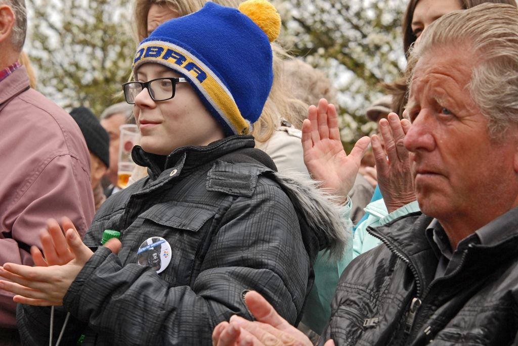 Slavnosti svobody Plzeň 2015 oficiálně začaly. V Borském parku se dnes odpoledne sešlo několik tisíc lidí, aby společně zahájili oslavy osvobození Plzně americkou armádou. Stejně nadšeně davy přivítaly 14 amerických a tři belgické veterány. Tři z nich přijeli do Plzně zcela poprvé. Za autentické účastníky událostí před 70 lety promluvil Earl Ingram, příslušník 2. pěší divize, který se oslav osvobození zúčastnil již několikáté. Zahájení oslav se symbolicky uskutečnilo v Borském parku, kde si před 70 lety vojáci 16. obrněné divize postavili vojenský tábor. Na několik dalších dnů se park promění ve stejný vojenský kemp s desítkami vozů obrněné techniky včetně v Čechách unikátních funkčních tanků.