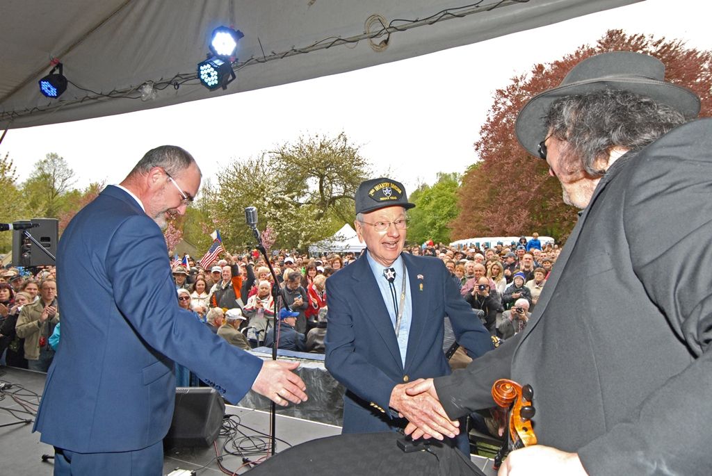 Slavnosti svobody Plzeň 2015 oficiálně začaly. V Borském parku se dnes odpoledne sešlo několik tisíc lidí, aby společně zahájili oslavy osvobození Plzně americkou armádou. Stejně nadšeně davy přivítaly 14 amerických a tři belgické veterány. Tři z nich přijeli do Plzně zcela poprvé. Za autentické účastníky událostí před 70 lety promluvil Earl Ingram, příslušník 2. pěší divize, který se oslav osvobození zúčastnil již několikáté. Zahájení oslav se symbolicky uskutečnilo v Borském parku, kde si před 70 lety vojáci 16. obrněné divize postavili vojenský tábor. Na několik dalších dnů se park promění ve stejný vojenský kemp s desítkami vozů obrněné techniky včetně v Čechách unikátních funkčních tanků.